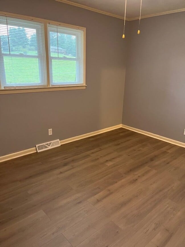 Building Photo - 4 Bedroom Ranch- Close to Town!