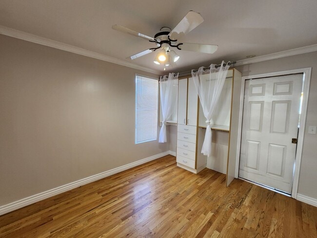 Building Photo - Amazing Avenues 2 bd house! Real Hardwood!