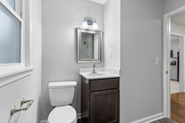 Building Photo - 904 Richardson St