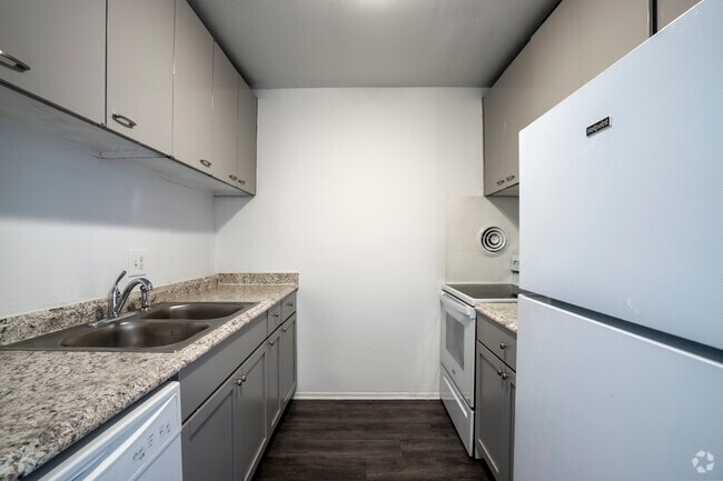 Interior Photo - 1305 S Congress St