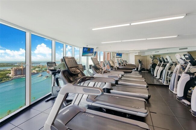 Building Photo - 300 South Pointe Dr