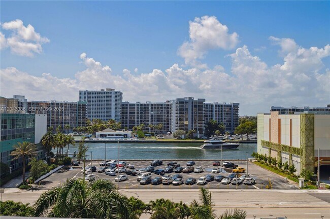 Building Photo - 3505 S Ocean Dr