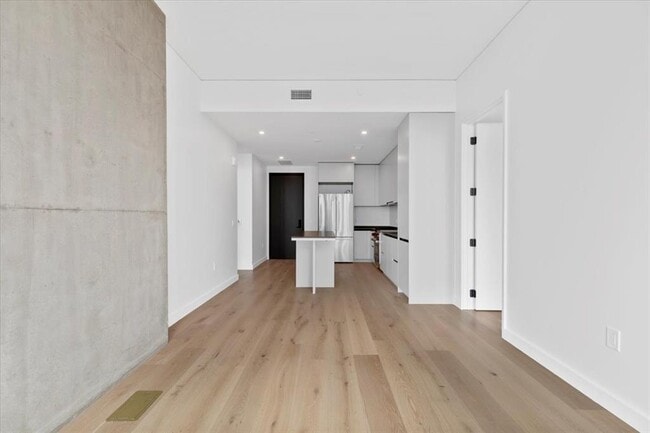 Building Photo - 610 Davis St