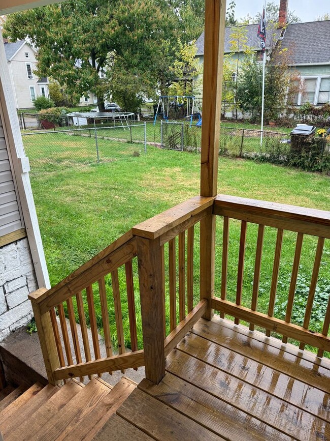 Building Photo - Welcome to this charming 3-bedroom, 2-bath...