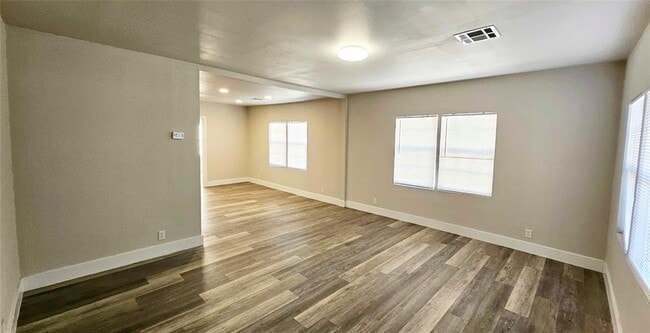 Building Photo - 1424 NE 10th St