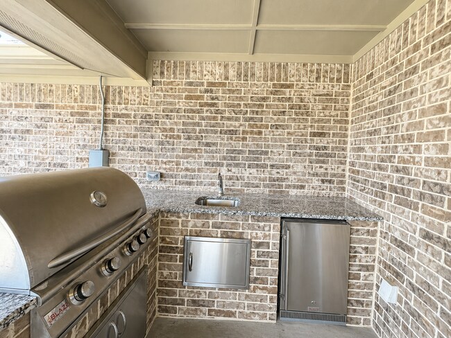 Building Photo - AVAILABLE FOR MOVE-IN WITH A 2-WEEK NOTICE