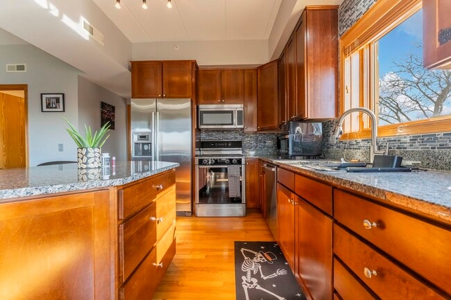 Building Photo - 2805 N 75th Ct