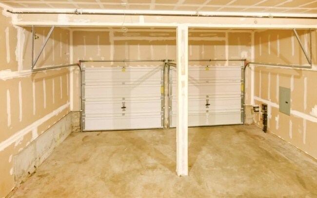 Building Photo - Spacious 3BD 2BA