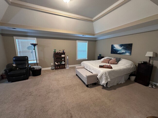 Building Photo - Welcome to this spacious 6 bedroom, 4 bath...