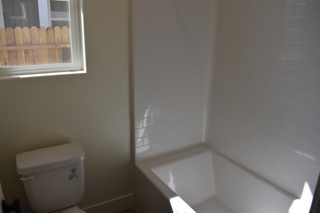 Building Photo - 744 Stephanie Dr