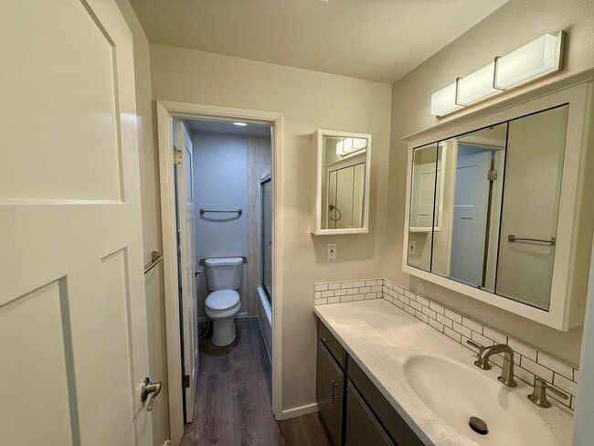 Building Photo - Beautiful 2 bed, 1 bath Shoreline Condo, $1975/mo.