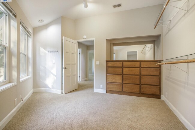 Building Photo - 3 Blackhawk Club Ct