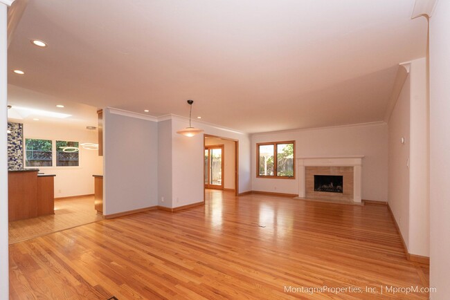 Building Photo - Beautiful, meticulously updated and  maint...