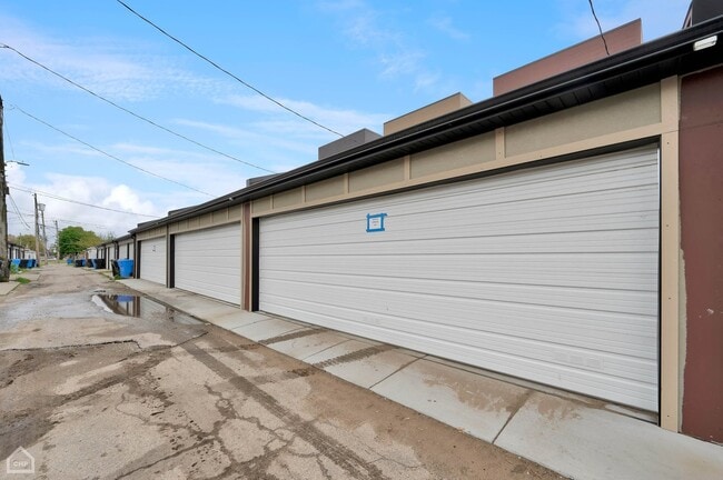 Building Photo - 4611 S St Lawrence Ave