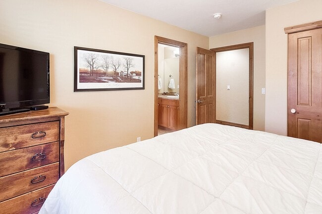 Building Photo - Beautiful townhome, ski shuttle, views, ut...