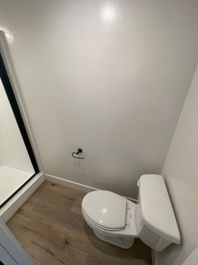 Building Photo - Freshly Updated Townhome with Walk-In Clos...