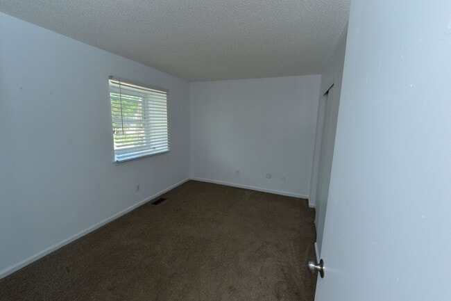 Building Photo - Renovated end unit!
