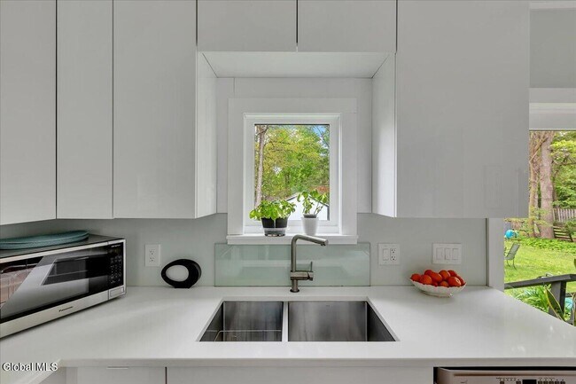 Building Photo - 116 Catherine St