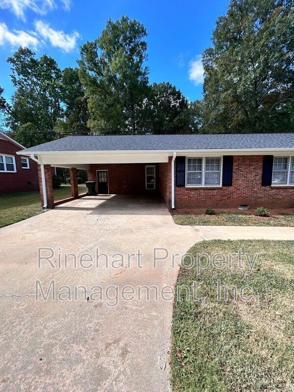 Building Photo - 699 University Dr