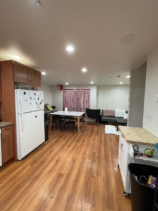 Building Photo - Large UW Townhome available 9/1 for 2025-2...
