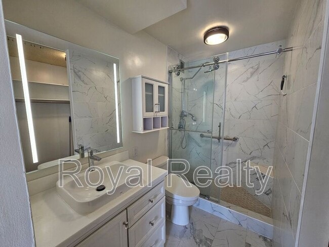 Building Photo - 1925 Kalakaua Ave