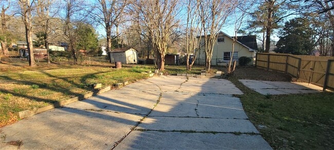 Building Photo - 4 Bedroom/ 1.5 Bath Brick Home for Rent in...