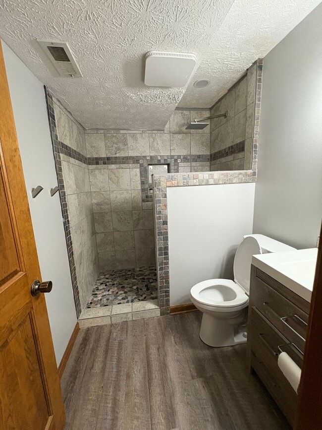 Building Photo - Beautiful Tri-level Home in Centerville