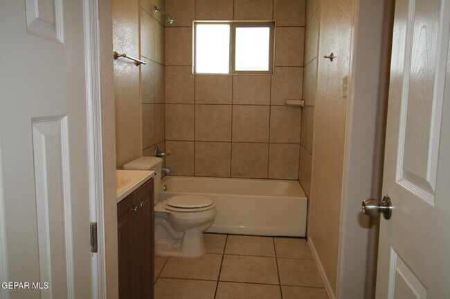 Building Photo - 9145 Begonia Pl