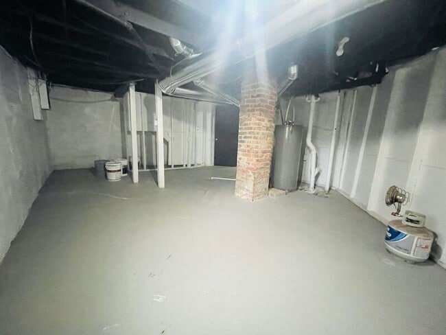 Building Photo - 902 S Cedar Ave