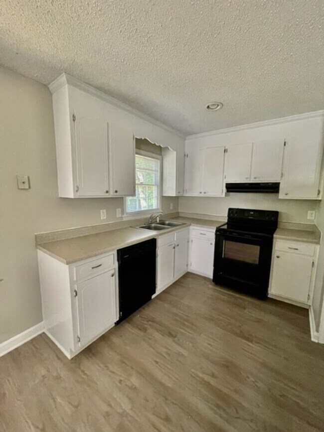 Building Photo - Must see this spacious 3 bedroom 1.5 bath ...