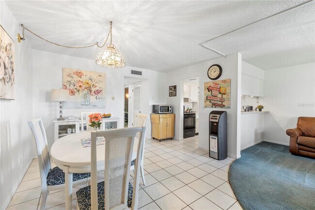 Building Photo - 2525 W Bay Dr