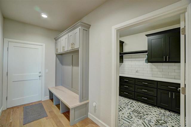 Building Photo - 1015 Greenview Dr