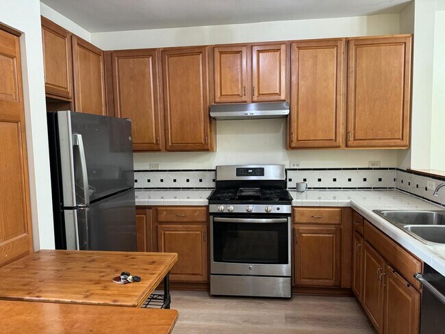 Building Photo - 2527 Oneida Ln