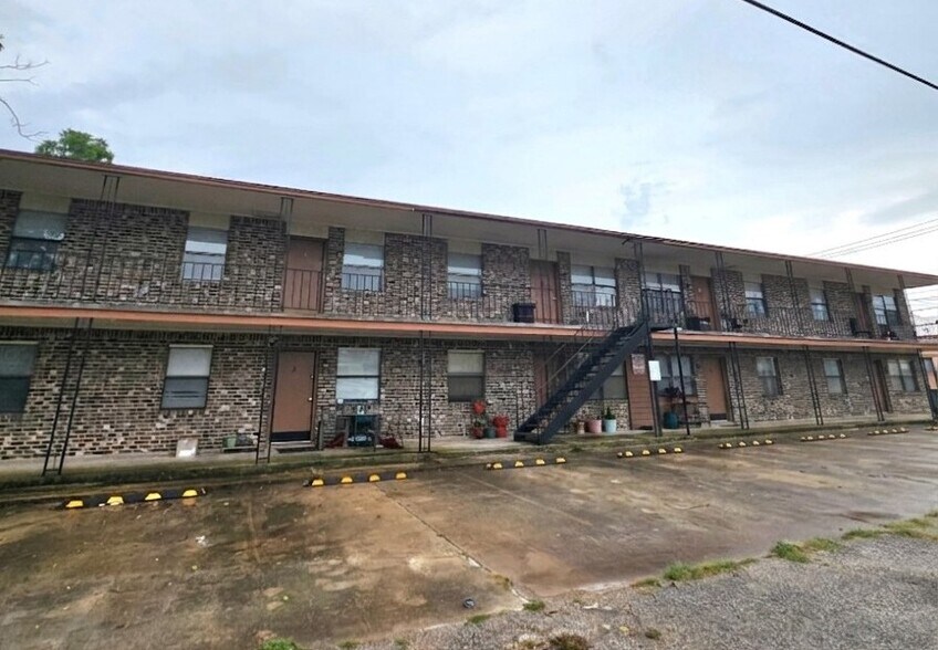 Building Photo - 102 E Avenue A