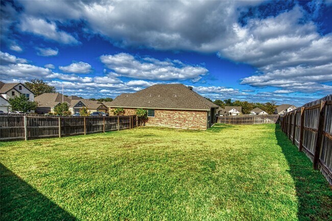 Building Photo - 912 Farm Path