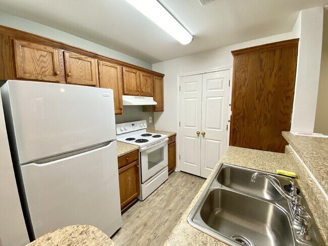 Building Photo - First Floor, One Bedroom Condo at the Reserve at Woodbridge.