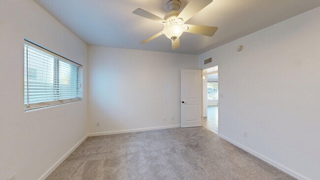 Building Photo - 4537 E Devonshire Ave