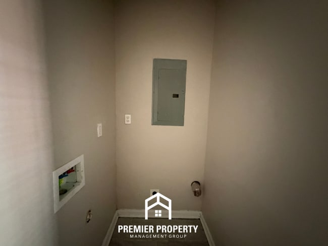 Building Photo - Charming 3BR Home in 38117 | Hardwood Floors & Large Fenced Backyard