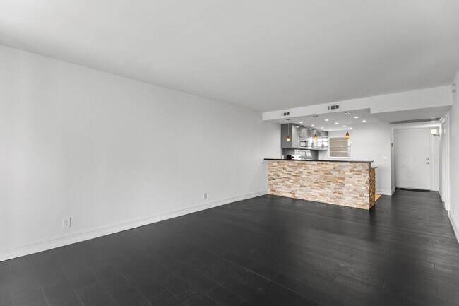 Building Photo - 9470 Poinciana Pl