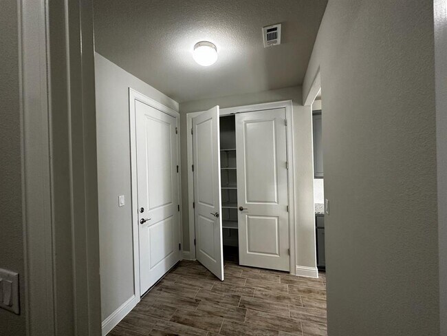 Building Photo - 109 Riverhill Dr