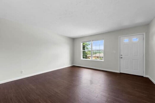 Building Photo - 5691 Victoryview Ln
