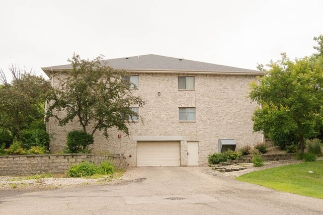 Building Photo - Beautiful 1 Bedroom in with Underground Heated Garage!
