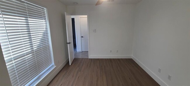 Building Photo - 1723 Lakeway Blvd