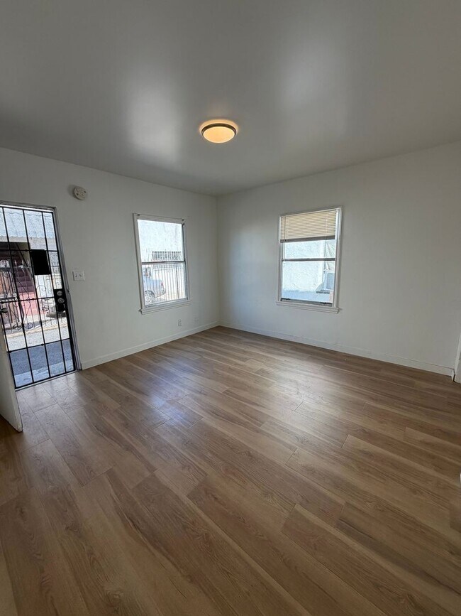 Building Photo - Newly Renovated 1 Bedroom in West Adams