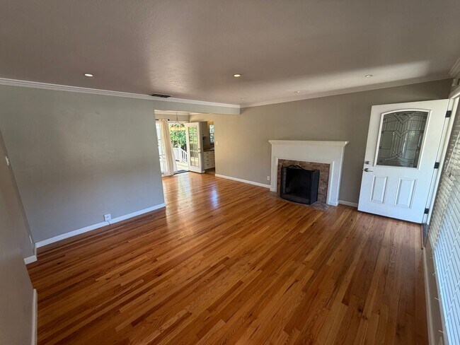 Building Photo - 2 Bedroom | 1 Bathroom | Single family in East Sacramento