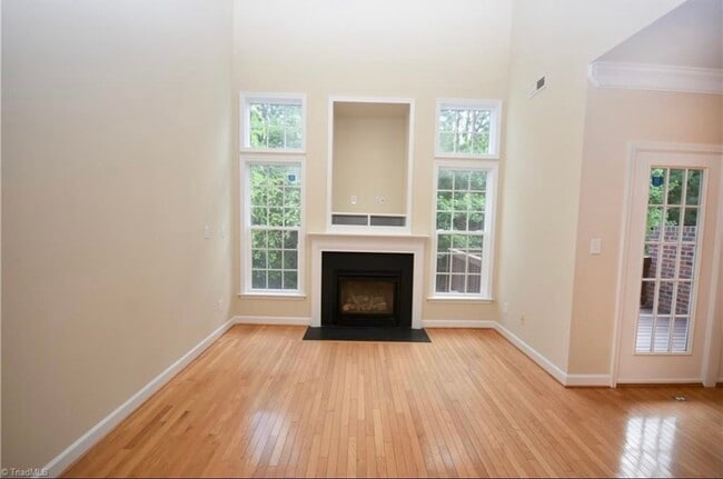 Building Photo - 844 Saratoga Dr