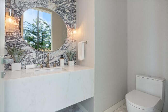 Building Photo - 536 W 51st St