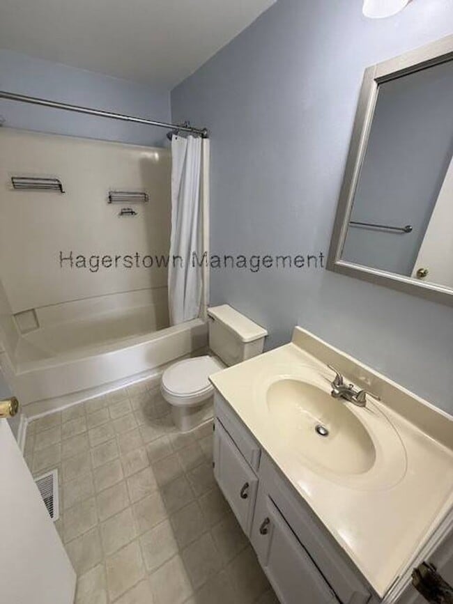 Building Photo - 3 BR Townhouse - Iris Ct