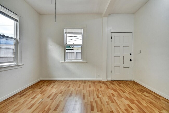 Building Photo - Three Bedroom House in Visitacion Valley