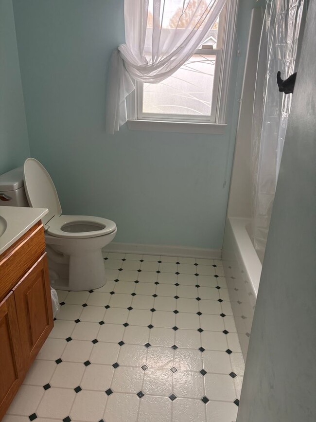 Building Photo - 2 Bedroom Salisbury Home